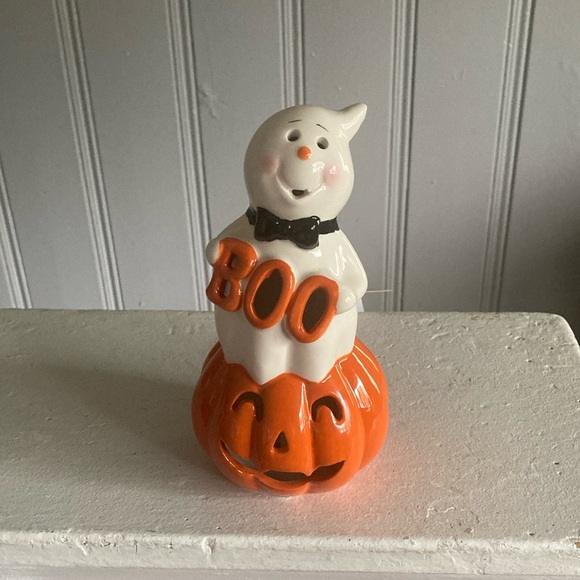 NWT- Adorable- LED Light Up- Ceramic BOO Ghost 👻 on a Pumpkin Decoration - Picture 3 of 17